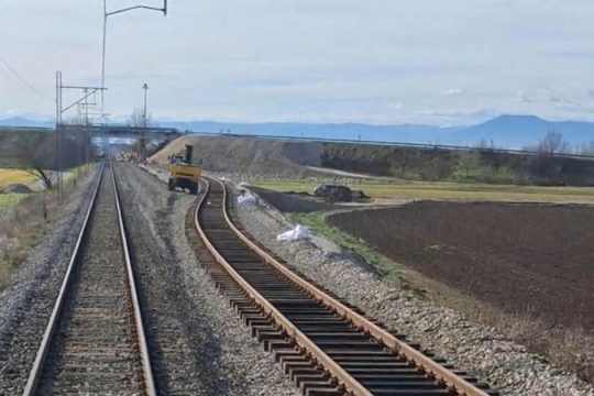 Πυρκαγιά σε αποθήκη εκκλησίας στη Λιοσίων: Διακοπή δρομολογίων και καθυστερήσεις στα τρένα